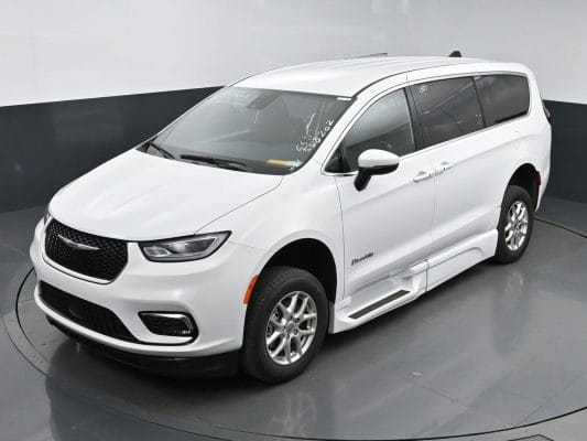 2023 Chrysler Pacifica Touring BraunAbility Xi Power Infloor Ramp