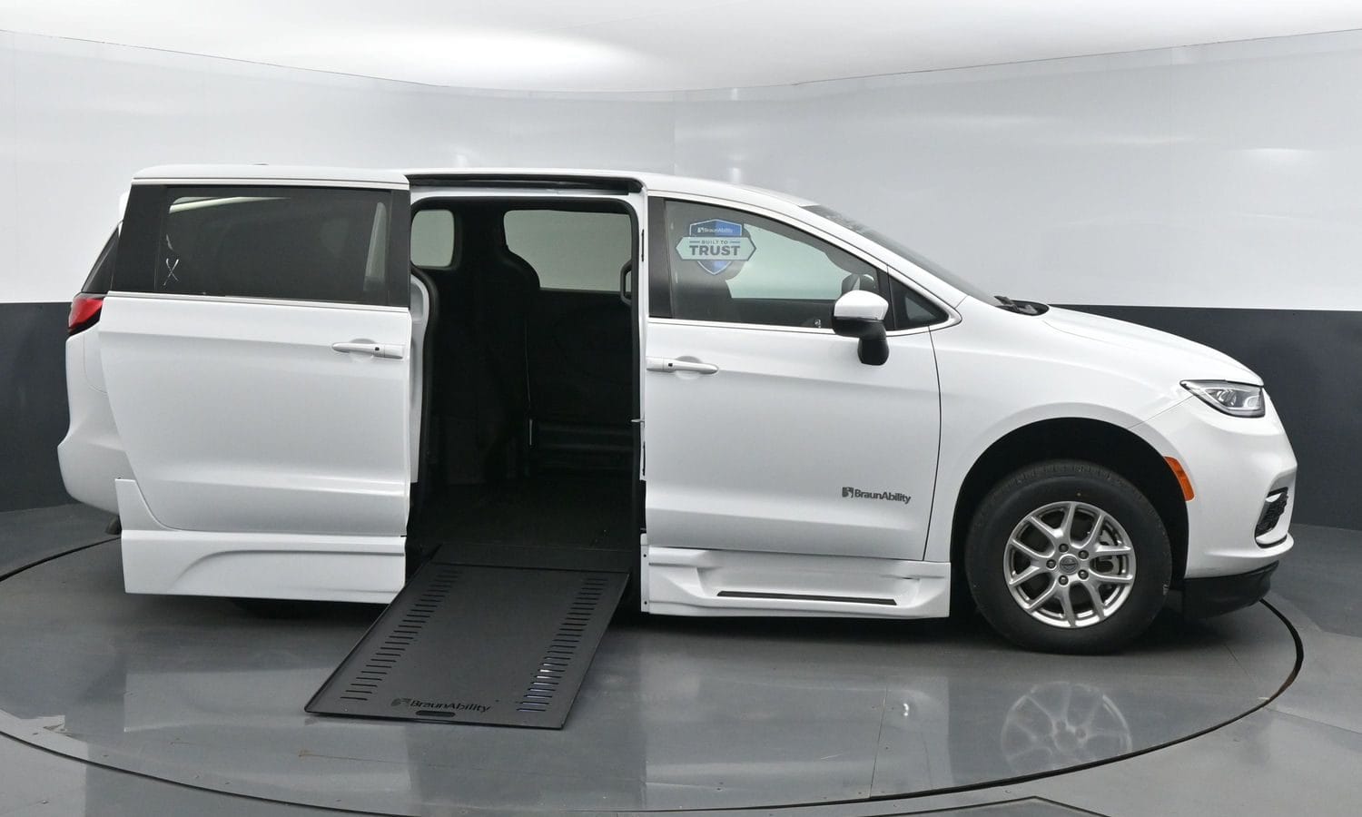 2023 Chrysler Pacifica Touring BraunAbility Xi Power Infloor Ramp