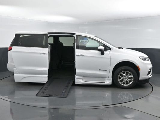 2023 Chrysler Pacifica Touring BraunAbility Xi Power Infloor Ramp