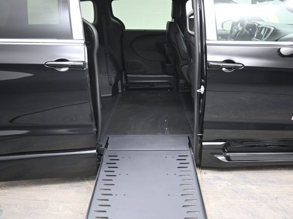 wav-2C4RC1BGXTR173713-11