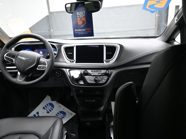 wav-2C4RC1BGXTR173713-12