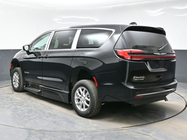 wav-2C4RC1BGXTR173713-4